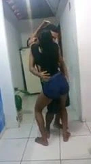 Une latina en short de jeans se frotte contre une queue