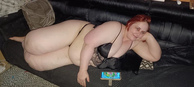 Karcelyne azgın hissediyor theotryl'e sakso çekiyor.