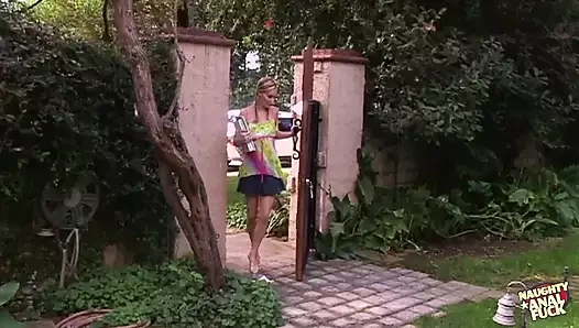 Sarışın kahya işe gitmek yerine sevgilisini biraz edepsiz anal zevk için istiyor.