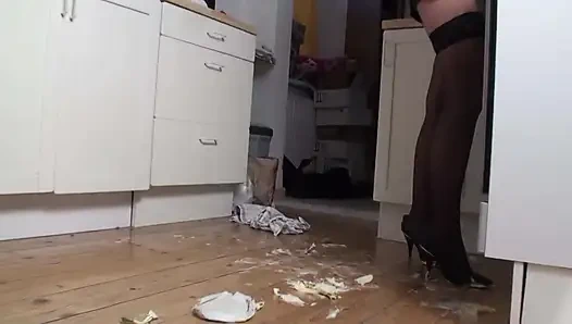 Kahve içerken yiyecekleri eziyor