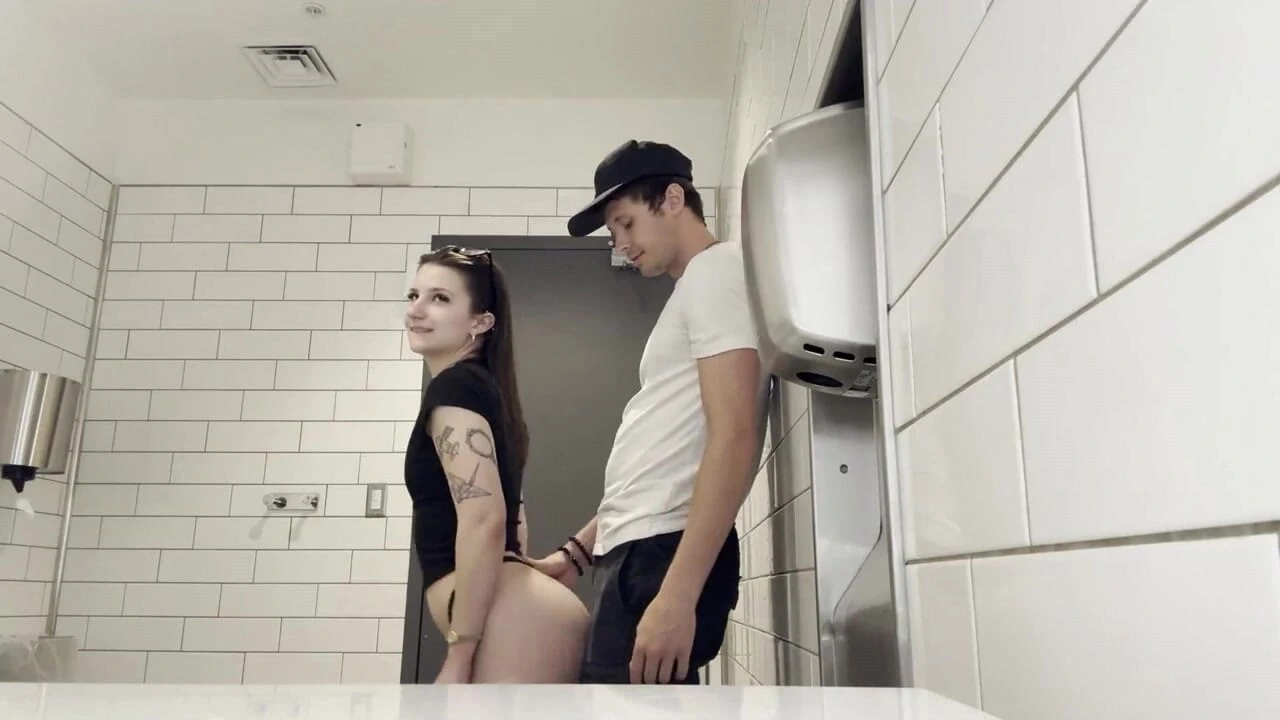 Ateşli genç kız ilk kez alışveriş merkezinde seks yapıyor