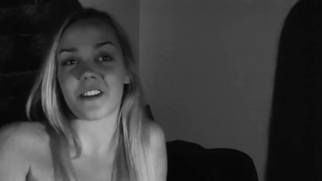 Sarışın güzel kadın orgazmı kontrol ediyor