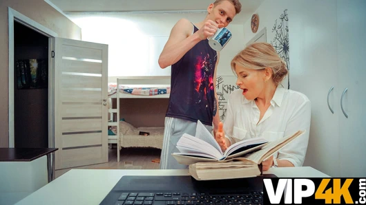 TUTOR4K. Adam edepsiz fikirler kullanıyor ve sonunda seksi edebiyat öğretmenini sikiyor