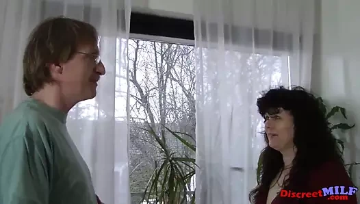 Tamirci olgun bir büyükanneden ıslak bir teşekkür alır