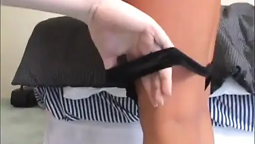 Kadın egemenliği kaltak kadın kılıklı kölesinin yüzünde dildoyla amını memnun ediyor