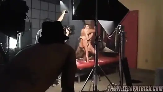 Broken: Sasha Grey, Jenna Haze, Victoria Sin, Kayla Paige, Lisa Daniels, Tommy Gunn'ın yer aldığı sahne 2b