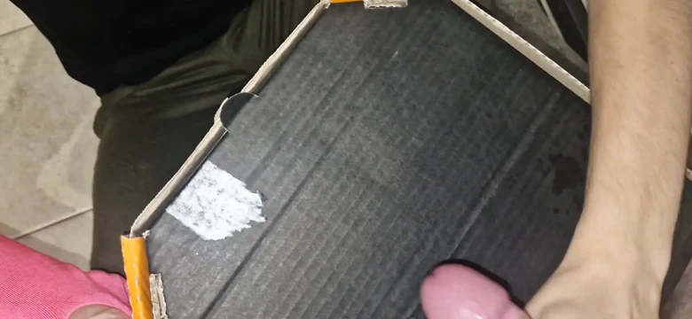 Pizzacı adam kapının önünde müşterinin yarağını emiyor, bu da geç olduğu için döl yutma bonusu oldu.