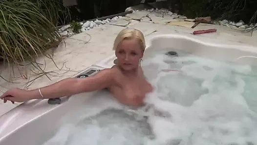 Geile, blonde Schlampe raucht im Whirlpool!