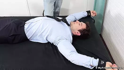 Olgun adam yakışıklı kaslı delikanlıların ayaklarına gıdıklıyor