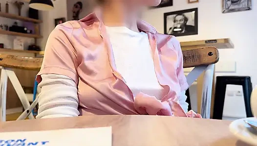 Extremamente sexy blusa branca expondo meus grandes mamilos perfurados duros em uma cafeteria