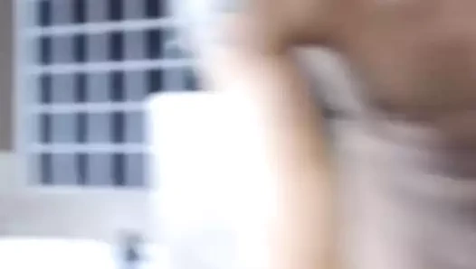 Sıska hatun büyük dudaklarını gösterir