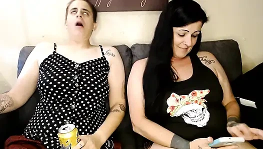 Abby kokan yüksek sesle geğirerek Anna'yı rahatsız ediyor