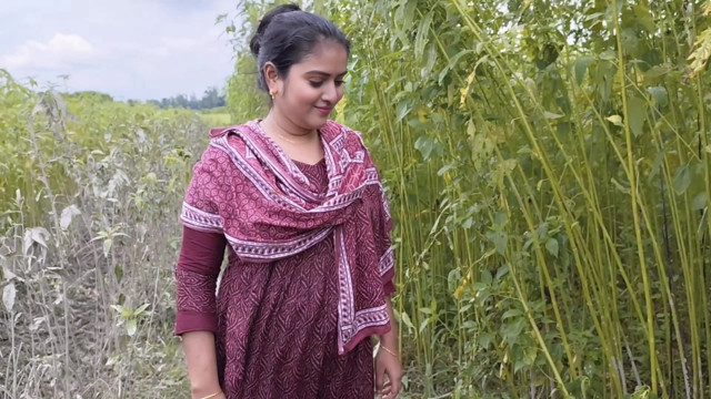 Video of fucking a beautiful desi girl while eating jute.