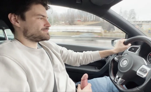 Onu mastürbasyon yaptığımda neredeyse arabayı çarpıyordum ve orgazm olduktan sonra ona işkence ediyorum