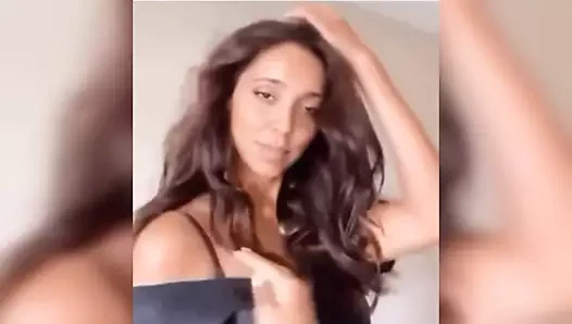 Kadroda bir sürü güvercin olan Ketlen sıska esmer doktor