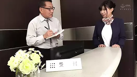 Sıkı kalçalar orta yaşlı bir adamın spermini sıkıyor.