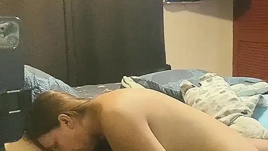 Seksi latin yarak üzerinde zıplıyor ve gırtlağına kadar sakso çekiyor
