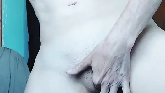 Orta yaşlı seksi kadın ıslak amcığını parmaklıyor yakın çekim