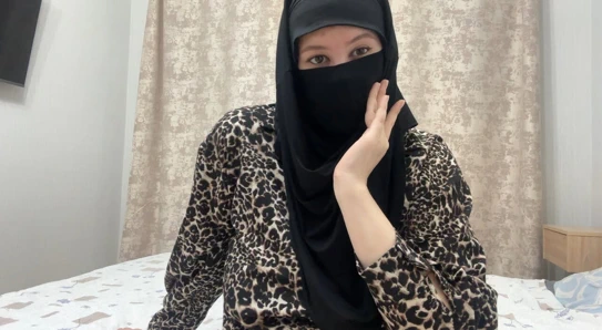 Arap kadın ilk kez çift vibratör dildosunu test ediyor