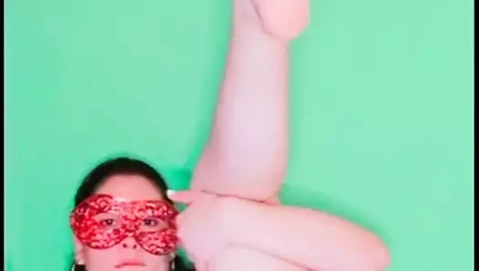 seksi latina MİLF yapar striptiz gösteri içinde bir sarı elbise