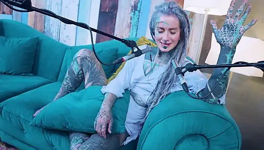H hakkında konuşuyorum - mutluluk - asmr podcast sfw konuşuyor gotik sıska kız dreadlocks dövmeli model dövmeli kız
