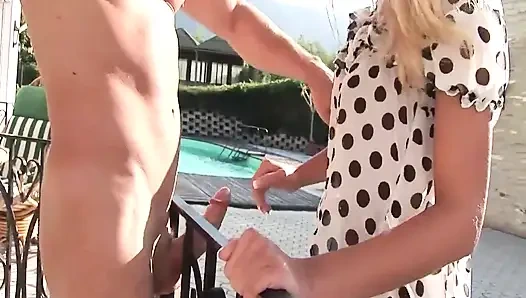 Güzel kızlar açık havada amcığını parmaklıyor ve yarak emiyor