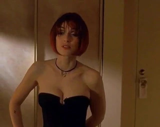 Winona ryder göğüs dekoltesi ve kıstırma kayması