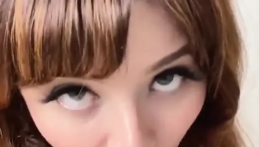 Burada senin için güzel uzun ve şapırtılı bir oral seks var çünkü gerçekten sana biraz gıdımlamak ve boşalmana yardım etmek istiyorum