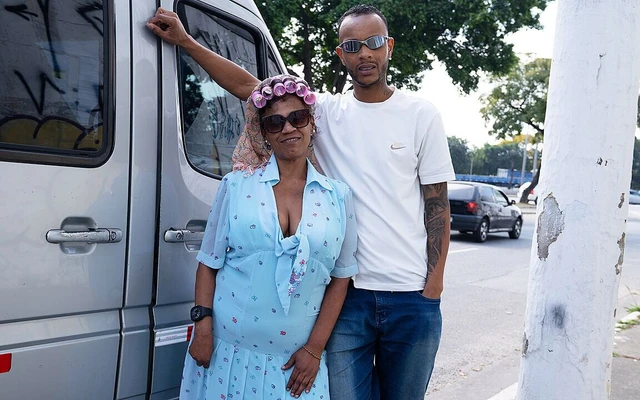 Zenci nine büyük zenci yarağı araba sürerken götten sikiliyor