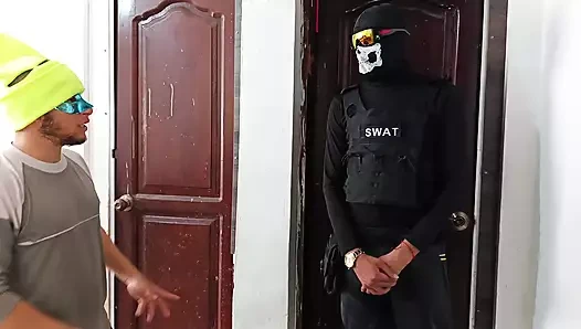 Gece kulübü onu ziyaret eden çok şehvetli bir Kolombiyalı var! Bir müşteriyle güzel dans ediyor.