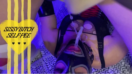 Kadın kılıklı sürtük altın duş sonrası sikişirken boşalıyor