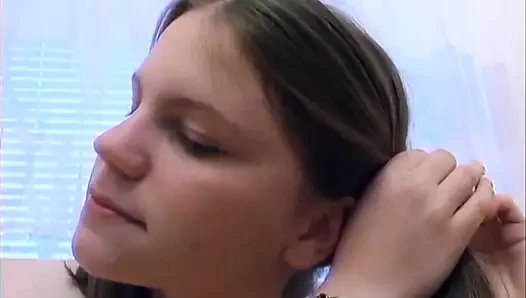 Sevimli minyon saf kıllı kız utangaç solo