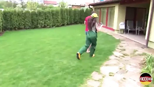 Ateşli esmer piliç bakire amcığını sikiyor