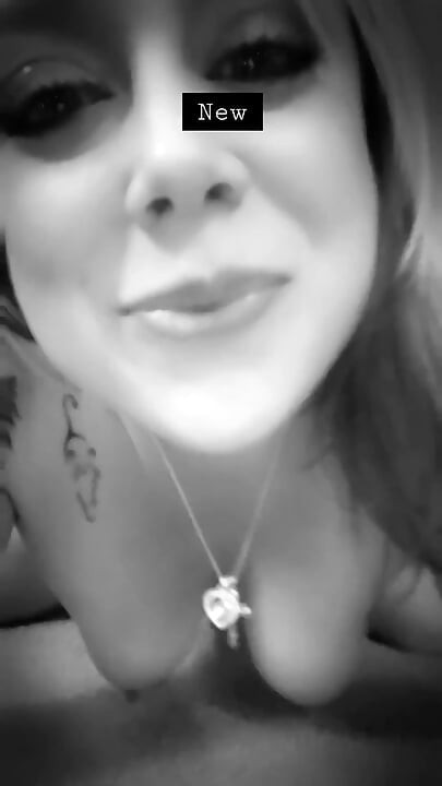 Orta yaşlı seksi kadın seni memnun etmek için oyuncak emiyor