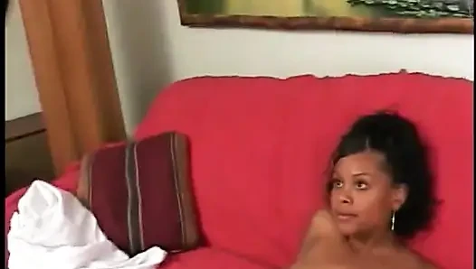 Siyah çift ateşli ve öfkeli seks eylemi sırasında taşaklara iniyor