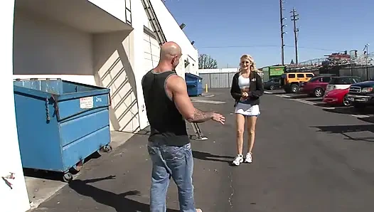 Meme uçları pirsingli sevimli genç kız amını siktiriyor