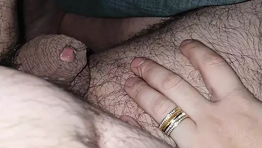 Üvey oğul üvey annesiyle yatakta ereksiyonsuz çıplak