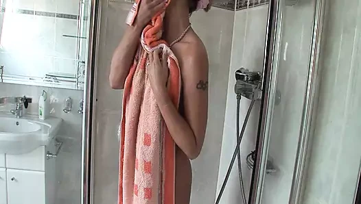 Ateşli sarışın orta yaşlı seksi kadın oyuncağıyla sert bir yaraktan daha çok eğleniyor