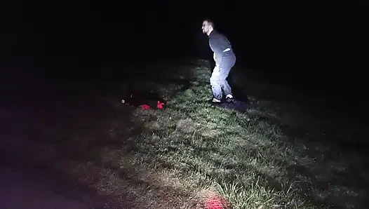 Gece dışarıda soyunup dışarı çıkıyorum