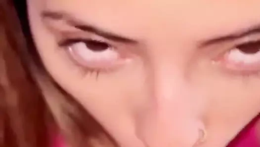 Bazı filmler izledikten sonra, arkadaşım dölümü yutmak için ısrar ediyor