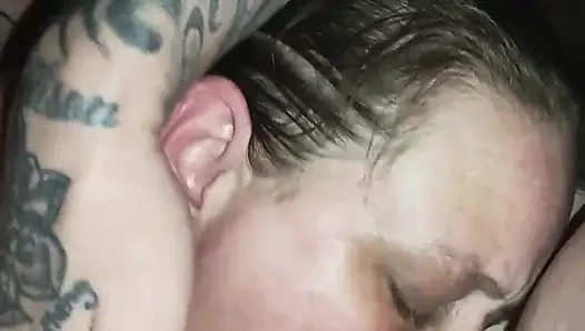 Sert sikiliyor ve derine dölleniyor