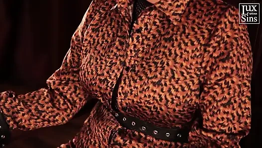 Sandalyede bağlı ve tahrik ediliyor