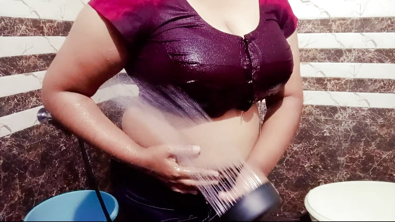 Desi Bhabhi Ko Nange Nahathe Huve Dheka