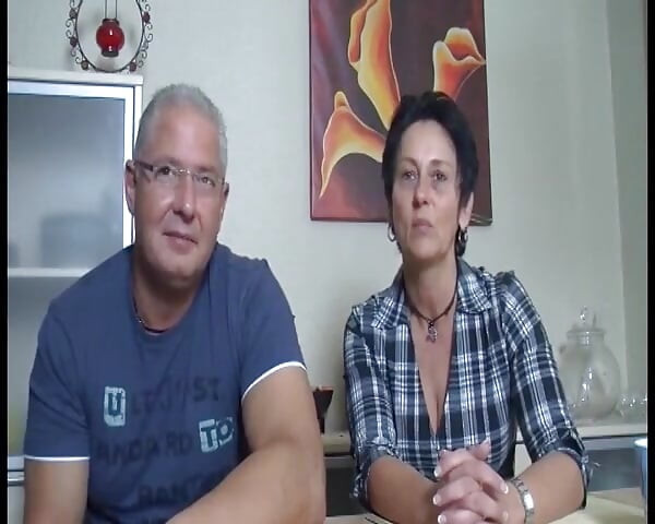 Komşu Buluşması Dörtlü Seks - Azgın Alman Komşular Değiş Tokuş Yapıyor Ve Sakso Çekiyor Ve Parmaklıyor