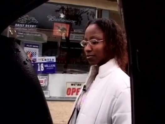 Büyük dövmeli adam ağzındaki yarak üzerindeki amcığı seviyor