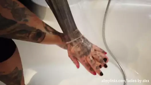 sarışın dövmeli bayan ayaklarını yıkar