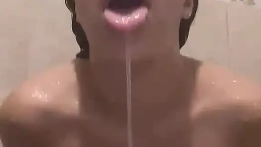 Selene sabunlu duş alıyor ve çok ateşli oluyor