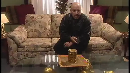 Buff adam yatakta seksi esmerin amını yalıyor