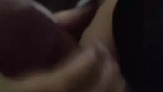 En iyi arkadaşım bana en iyi oral seks veriyor, ağzını cum ile dolduruyorum