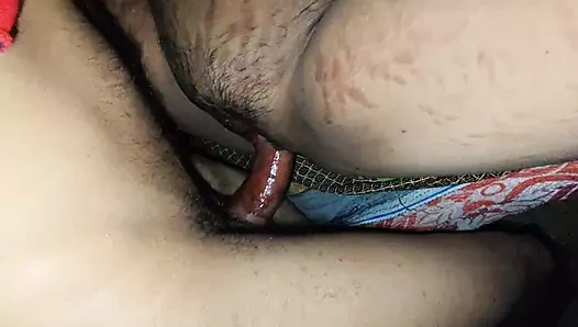 Bütün gece durmadan bir Desi kızı siktim ve ona desi bir oğlanın seks gücünü söyledim.